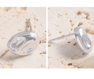 Makro-Detail von unregelmäßigen S925 Sterling Silber Ohrsteckern mit organischer Textur