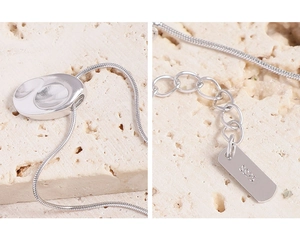 Vue détaillée du poinçon en argent sterling S925 et de la chaîne réglable du collier