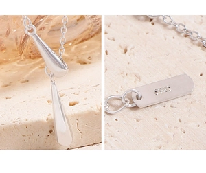 Vue détaillée du collier en argent sterling S925 avec pendentif en forme de larme polie