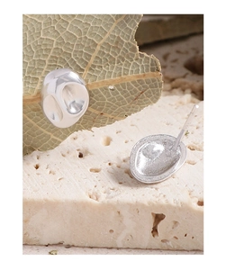 Makroaufnahme der unregelmäßigen S925 Sterlingsilber-Ohrstecker mit Spiegelglanz-Oberfläche