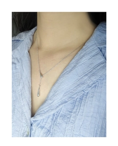 Détail du collier en Y en argent S925 avec pendentifs en forme de goutte sur le mannequin