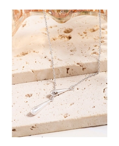 Gros plan détaillé du collier à pendentif goutte en argent S925 sur pierre