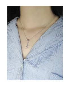 Détail du collier en Y en argent sterling S925 avec pendentif goutte d'eau sur un mannequin