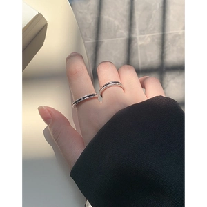 Minimalist S925 silver ring set with zircon pavé and twisted rope design on finger