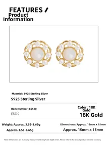 Vue détaillée de boucles d'oreilles fleur en argent S925 avec perles et dorure 18K