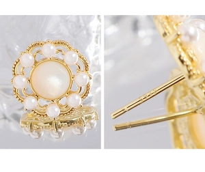 Gros plan du poinçon S925 sur des boucles d'oreilles vintage en nacre et argent