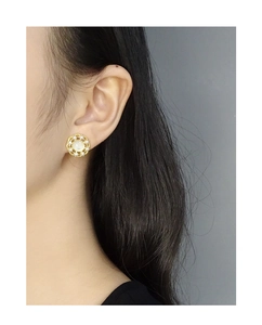 Gros plan de boucles d'oreilles couronne de fleurs en argent S925 et perles sur modèle