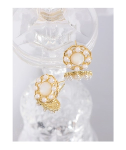 Détail des boucles d'oreilles fleurs en argent S925 avec perles et pierre de lune