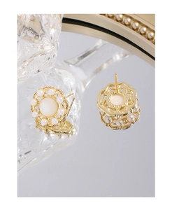 Gros plan de boucles d'oreilles couronne de fleurs en argent S925 avec perles