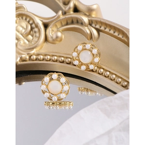 Boucles d'oreilles couronnes de perles en argent S925 avec finition dorée rétro chic
