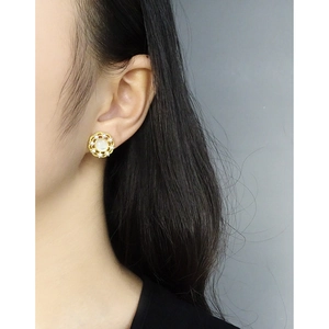 Boucles d'oreilles vintage dorées avec couronne de perles et opale sur mannequin