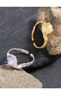 Vue macro d'une bague en argent S925 texturée lave avec pierre de lune