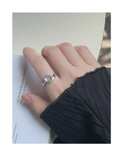 Gros plan de la bague en argent S925 au design fluide irrégulier et pierre de lune