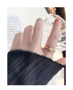 Bague dorée texturée irrégulière avec pierre de lune ovale sur anneau ouvert