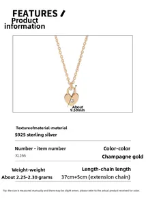 Gros plan d'un collier médaillon cœur en argent S925 avec finition dorée champagne