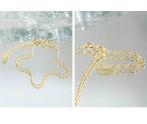 Détail macro du bracelet à billes dorées avec poinçon argent S925 et fermoir anneau