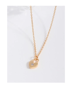 Détail du pendentif cadenas en forme de cœur doré avec zircon sur une chaîne fine