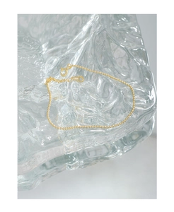 Détail macro du bracelet à billes dorées en argent S925 avec fermoir mousqueton