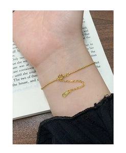 Vue détaillée du bracelet à boules en argent S925 doré avec fermoir réglable sur le poignet