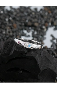 Vue macro de la bague en argent S925 avec texture froissée et zircons multicolores