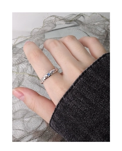 Macro d'une bague en argent S925 avec texture florale et trois gemmes rondes colorées