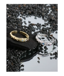Vue détaillée de la bague en argent S925 avec texture martelée et zircons colorés