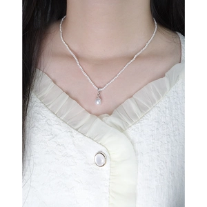 Minimalist S925 silver necklace with small pearls and a teardrop pearl pendant