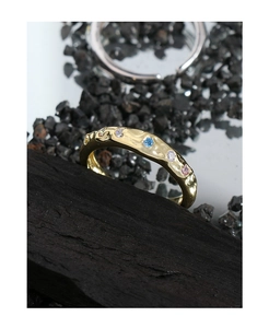 Macro de bague en argent S925 doré avec texture martelée et zircons de couleur