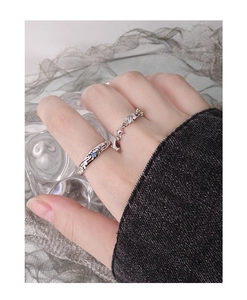 Détails de bagues en argent S925 avec texture plissée et incrustations de zircons
