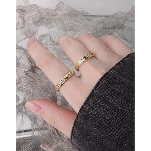 Bagues en argent S925 doré avec texture plissée et oxydes de zirconium colorés
