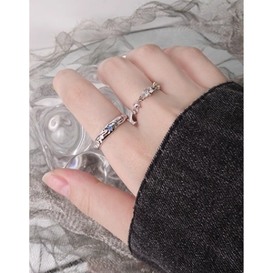 Bagues en argent S925 avec texture froissée et zircons colorés sur la main du modèle