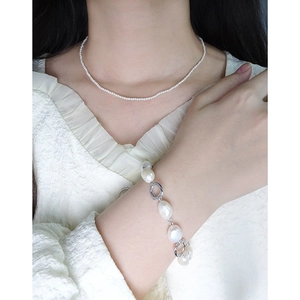 Baroque pearl bracelet and necklace set in S925 sterling silver worn on a model