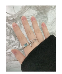 Detailed view of S925 silver irregular heart blue zircon ring and U-shaped link ring