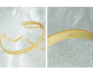 Macro shot showing S925 hallmark on the hammered texture gold plated silver bracelet