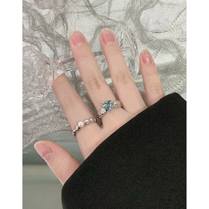 S925 sterling silver ring set with irregular blue heart zircon and pearl bead band