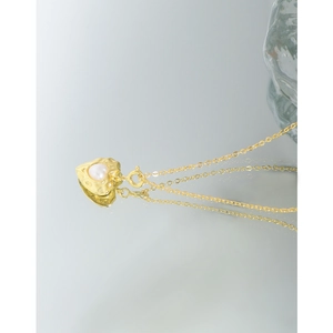 Minimalist S925 sterling silver heart pearl necklace with gold textured finish