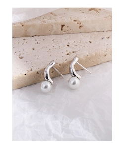 Close-up of S925 silver irregular geometric earrings with lustrous white pearls