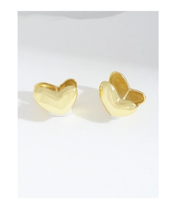 Detail of minimalist gold-plated heart earrings with polished S925 sterling silver stamp