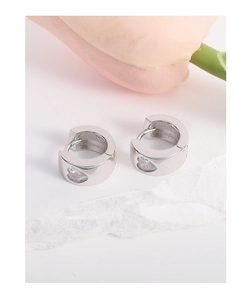 Detail of S925 silver heart hoop earrings with zircon stone and hollow heart structure