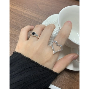 S925 silver irregular heart rings set with black inlay and textured hollow frame design