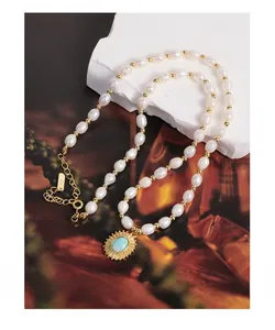 Détail du collier en argent S925 avec perles de riz et pendentif soleil en opale bleue