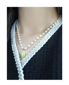 Détail du collier de perles en argent s925 avec pendentif tournesol et opale verte
