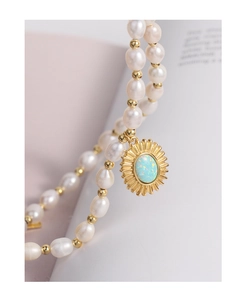 Détail macro du pendentif soleil avec opale bleue et perles baroques sur collier S925