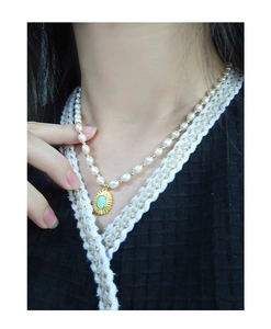 Détail du collier en argent S925 avec pendentif soleil opale et perles d'eau douce