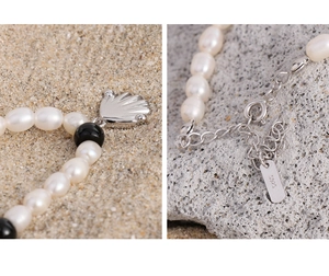 Vue détaillée du pendentif coquille en argent S925 et des perles naturelles du collier