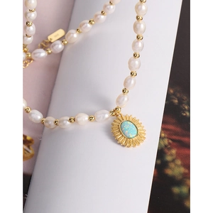 Collier perles argent S925 avec pendentif opale soleil présenté en vue rapprochée