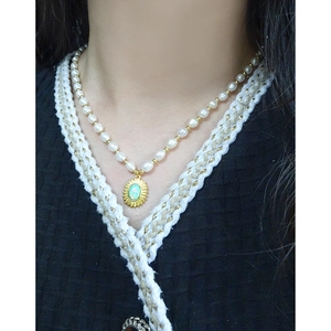 Collier en argent S925 avec perles blanches, billes d'or et pendentif opale soleil