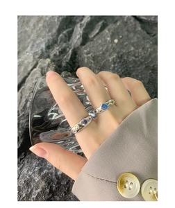 Detailaufnahme von zwei silbernen S925-Ringen mit bunten Zirkonia und Sternmotiven