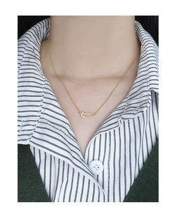 Detail der S925 Silber Sicherheitsnadel Kette mit Kristallen an einem weiblichen Model