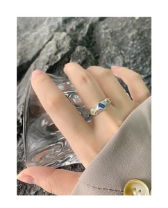 Detailansicht eines S925 Silberrings mit blauem und gelbem Zirkon am Finger